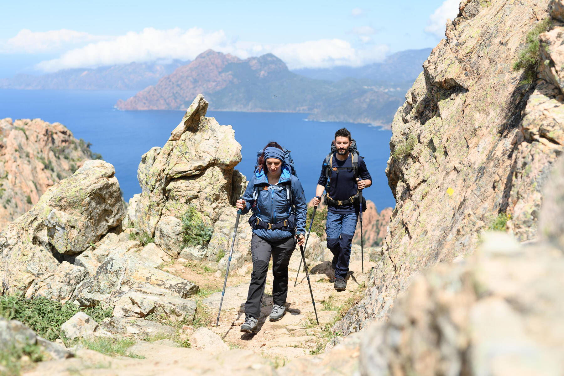 ダウンジャケットに防水は必要?用途に合った防水・撥水機能の選び方解説