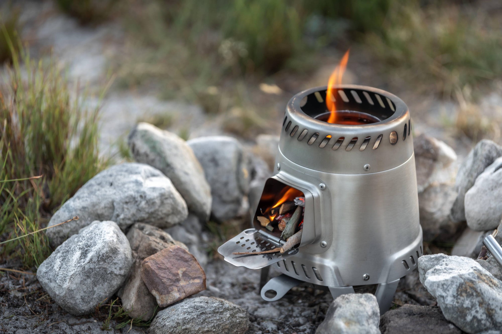 ウッドストーブの二次燃焼とは?燃料・構造・おすすめ製品もご紹介