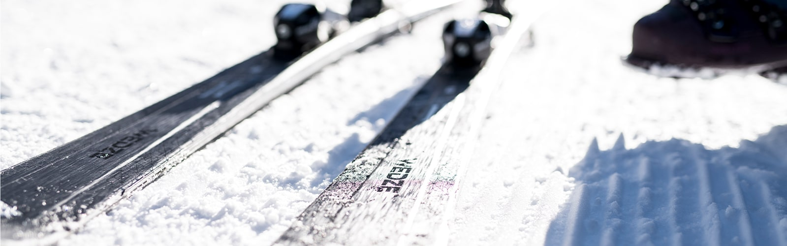 整備されたゲレンデスノーにスキー板