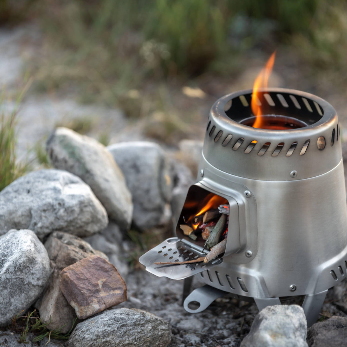 ウッドストーブの二次燃焼とは？燃料・構造・おすすめ製品もご紹介