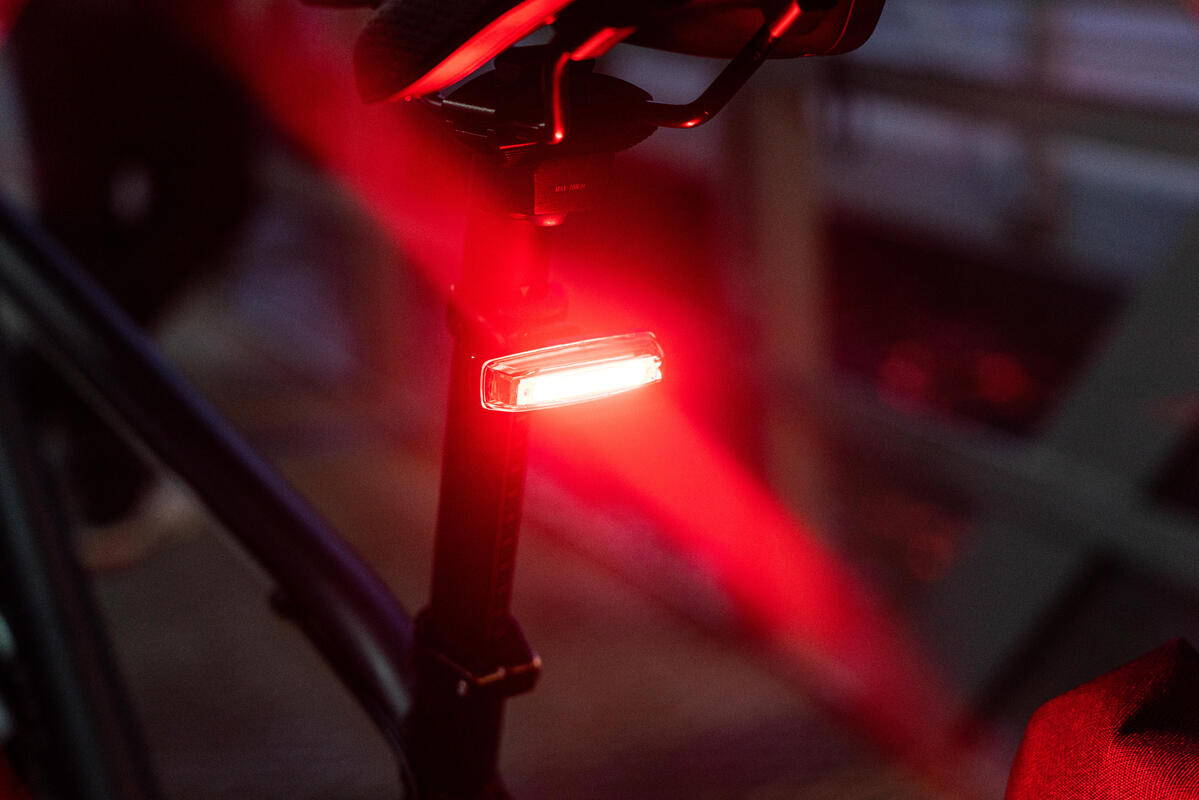 自転車乗りに重要なアイテムはヘルメットとライト！