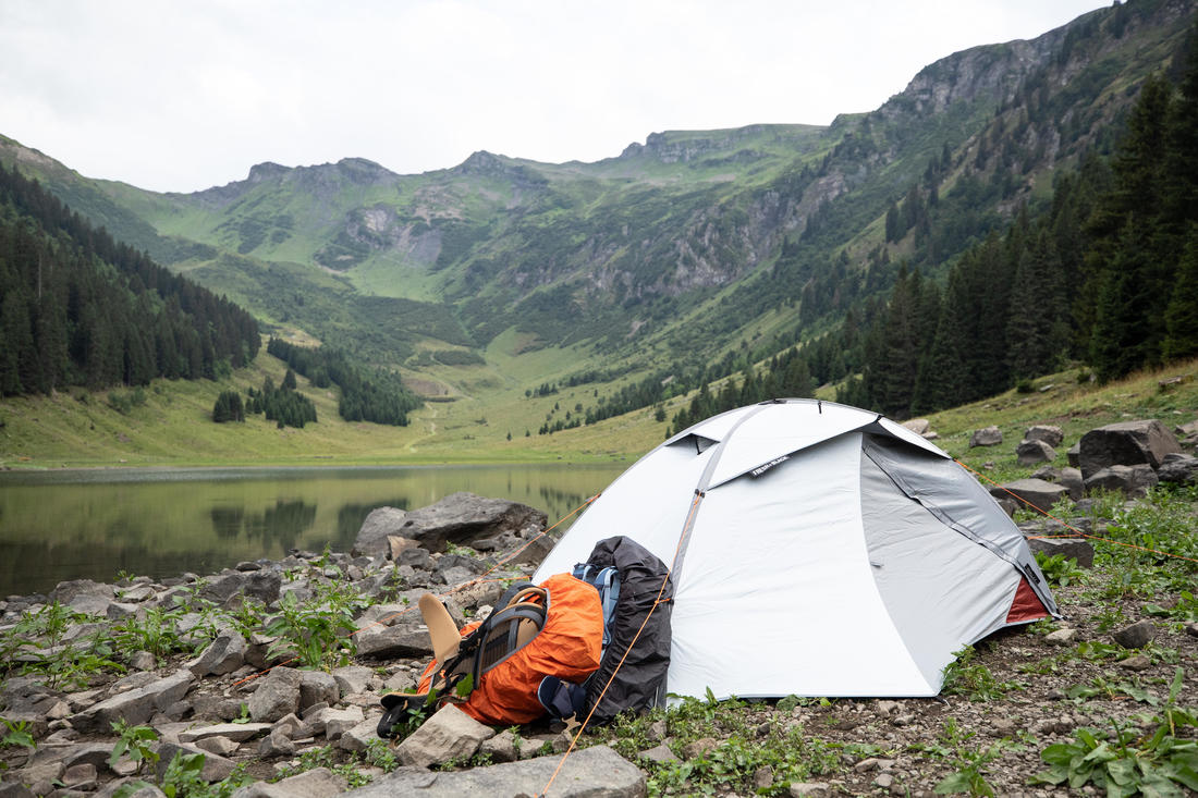 FORCLAZ (フォルクラ) キャンプ・トレッキング・登山用テント 3シーズン用 自立式 ドーム型 TREK 500 FRESH&BLAC